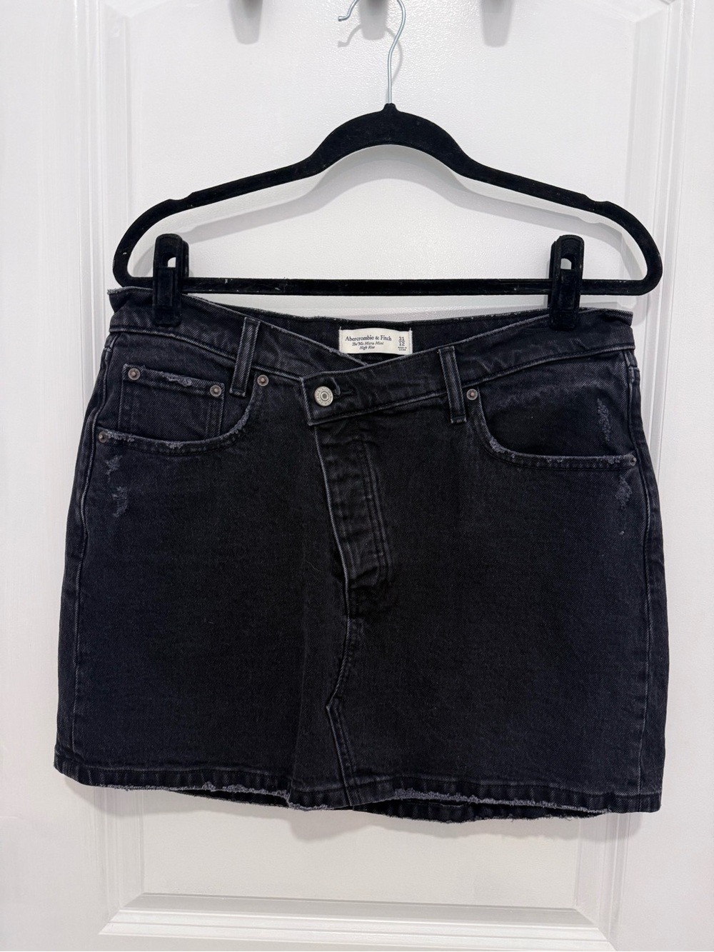 Abercrombie & Fitch The 90s Micro Mini High-Rise Denim Mini Skirt Black